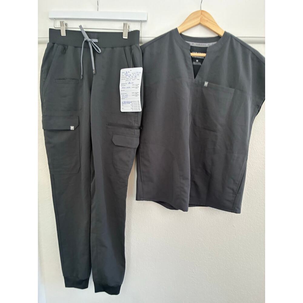 NWOT Fabletics Womens XS Tall Onyx Evoke Cargo Joggers & XS Scrub Top READ